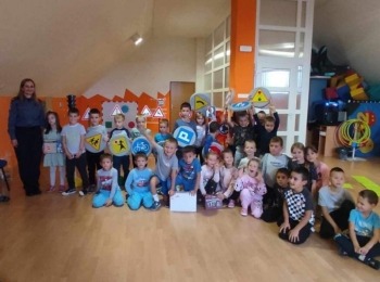 Dječji vrtić Pahuljica GospićEduciramo se o sigurnosti u prometu 1