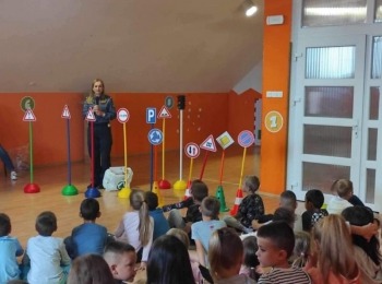 Dječji vrtić Pahuljica GospićEduciramo se o sigurnosti u prometu 2