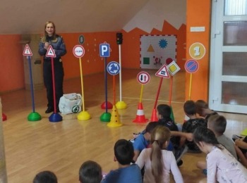 Dječji vrtić Pahuljica GospićEduciramo se o sigurnosti u prometu 4