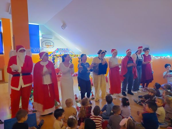 Predstava “Božićni medo”